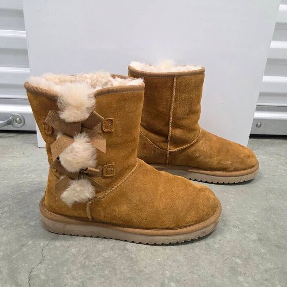 UGG Koolaburra Suede and Shearling Short Boots w/ Bows in Chestnut. Size 8 - Picture 2 of 11